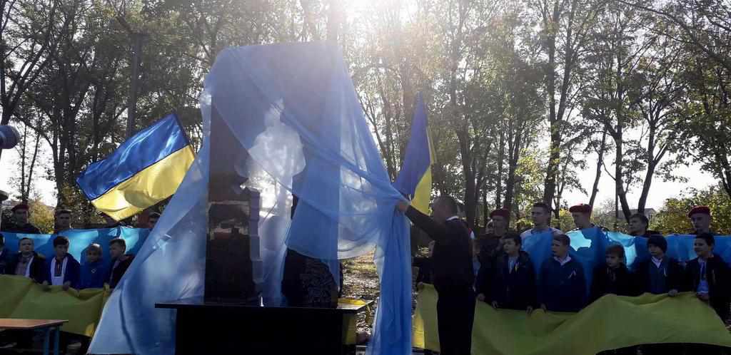 На Полтавщині відкрили пам’ятник Захисникам України, на який збирали гроші громадою. ФОТО