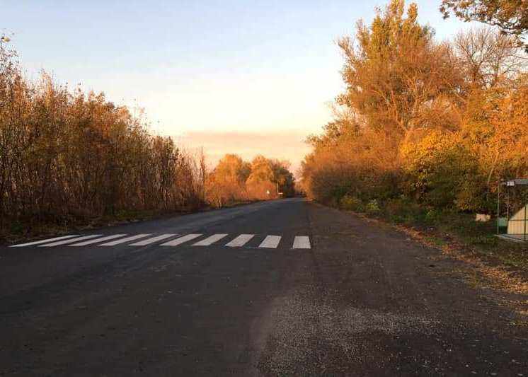 Пішохідний перехід, що веде у лісосмугу: чим керуються дорожники на Полтавщині. ФОТО