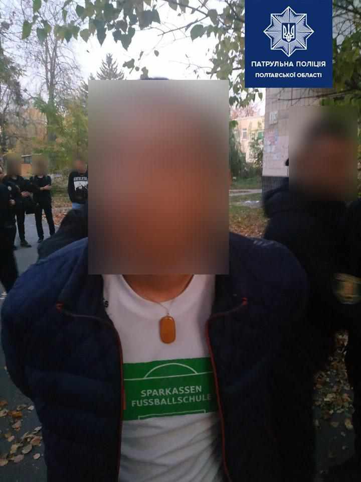 У Полтаві біля зупинки чоловіка пограбували троє людей