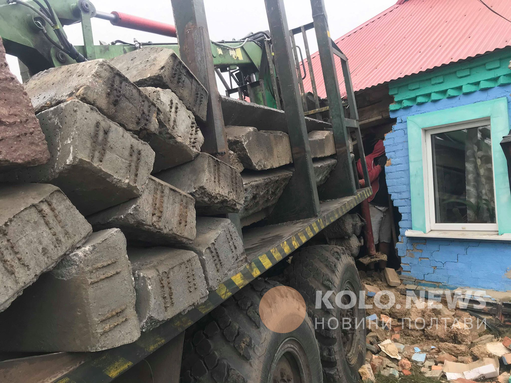 Життя на пороховій діжці: у житлові будинки під Полтавою влітають машини. ФОТО, ВІДЕО