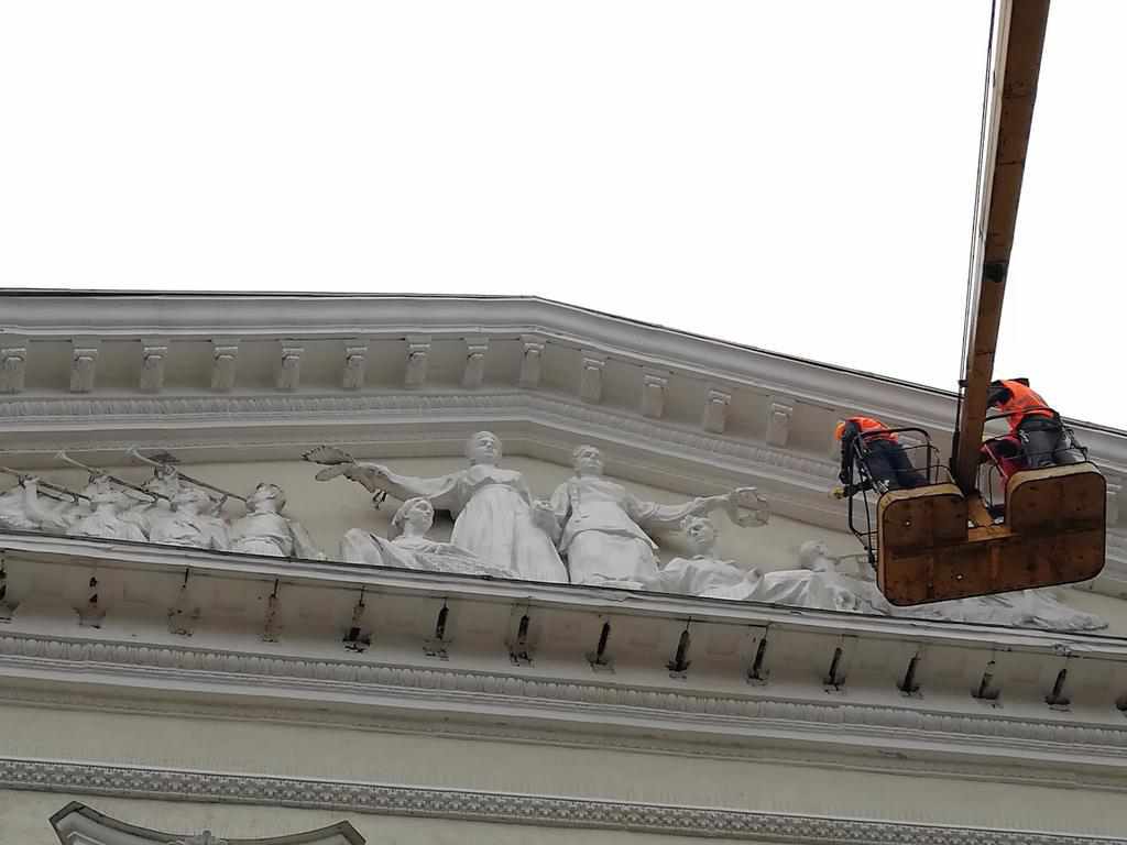 У Полтаві миють і фарбують фасад драматичного театру. ФОТО