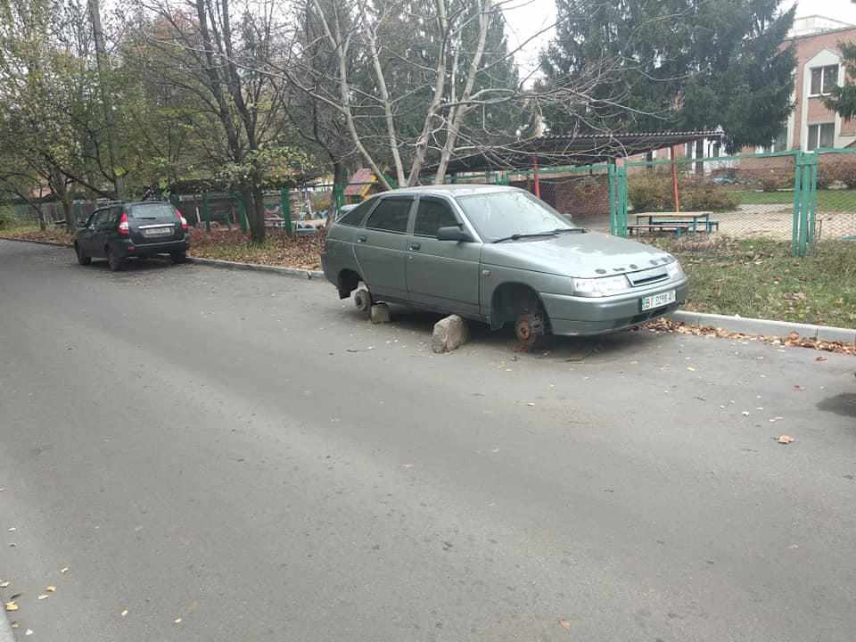 Після Дня автомобіліста легковик у Полтаві лишили без коліс. ФОТО