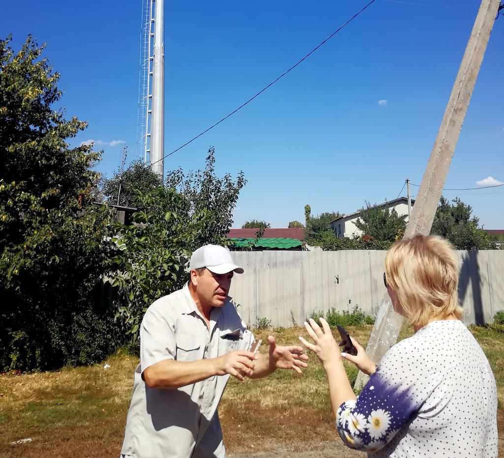 Війна за вежу мобільного зв’язку під Полтавою триває: оператора виганяють із ділянки, але він не йде. ФОТО