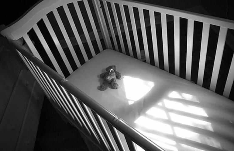 Хотів заспокоїти сина і впустив на підлогу: подробиці загибелі 6-місячного немовля на Полтавщині