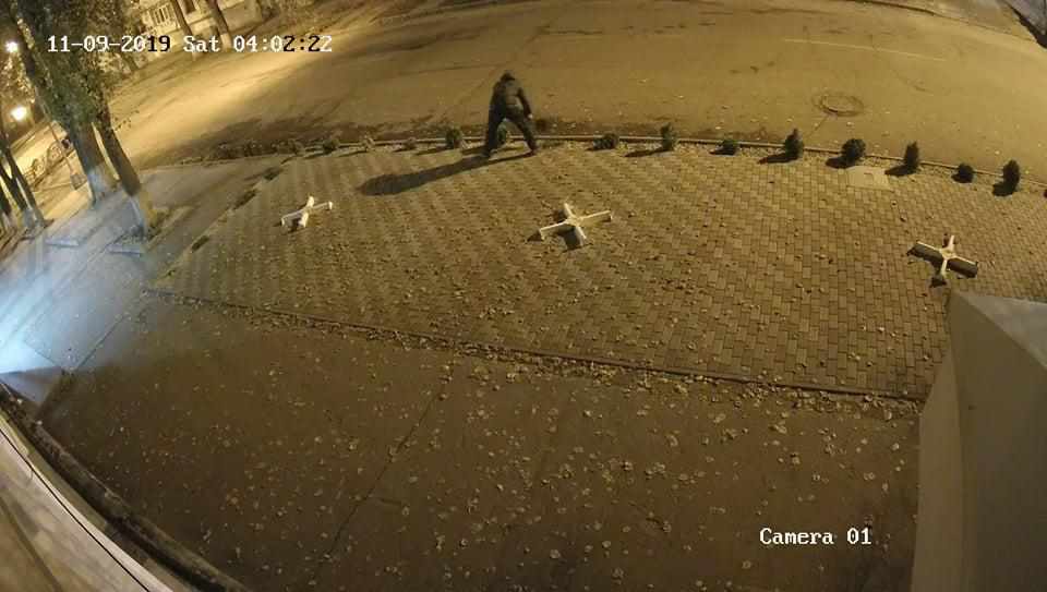 У Полтаві в центрі міста знову викрали насадження біля кафе. ФОТО