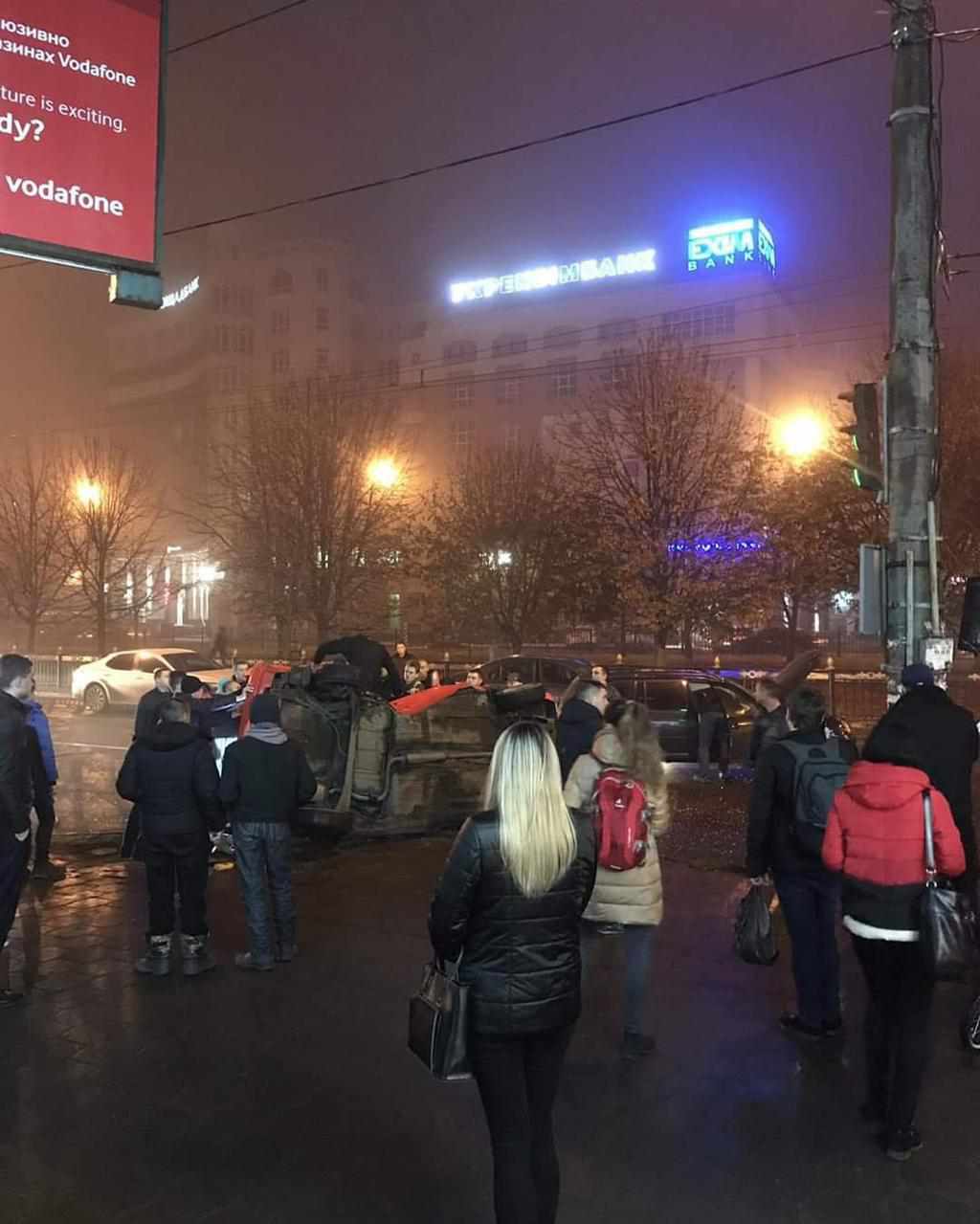 У центрі Полтави сталася ДТП: авто перекинулось. ФОТО. ОНОВЛЕНО