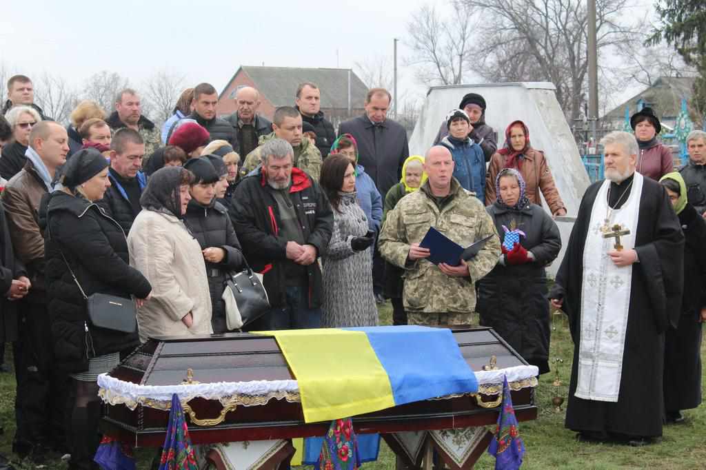 На Полтавщині перепоховали тіло загиблого під час виходу з Іловайського котла Романа Діллера. ФОТО