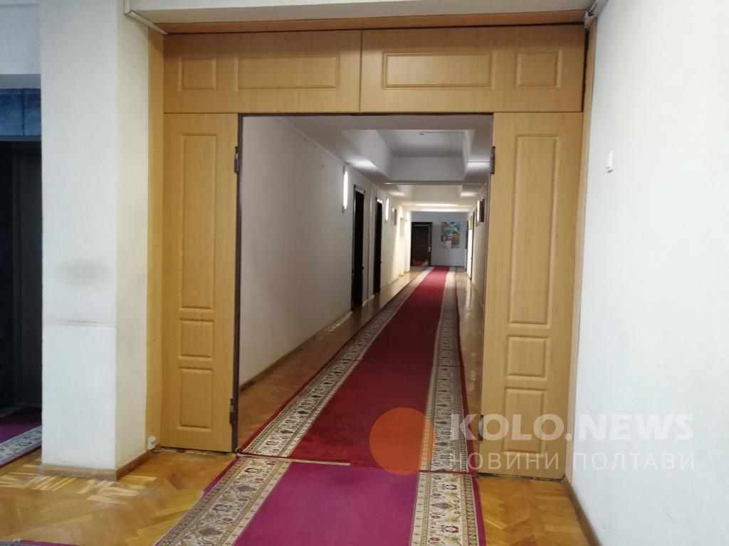 До голови Полтавської ОДА потрапити стало легше: немає дверей і охорони. ФОТО
