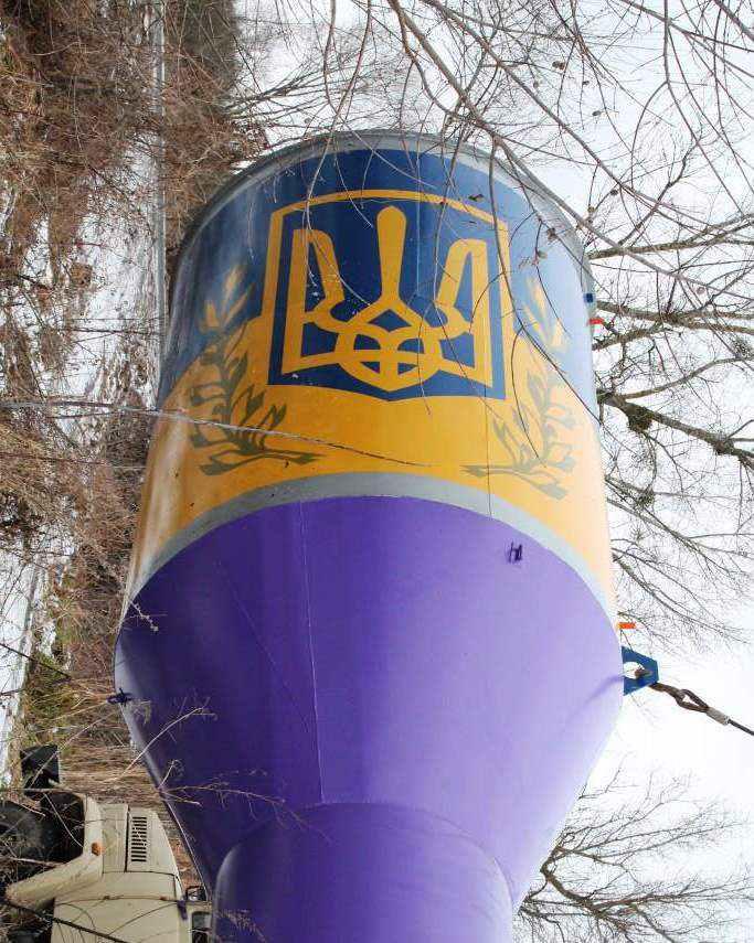 На Полтавщині встановили водонапірну вежу із тризубом. ФОТОФАКТ