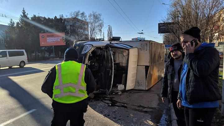 У Полтаві неподалік зупинки перекинулась вантажівка. ФОТОФАКТ