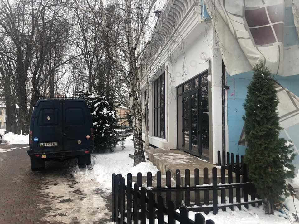 У прибудові до колишнього кінотеатру імені Котляревського працюють будівельники, попри постанову суду. ФОТОФАКТ