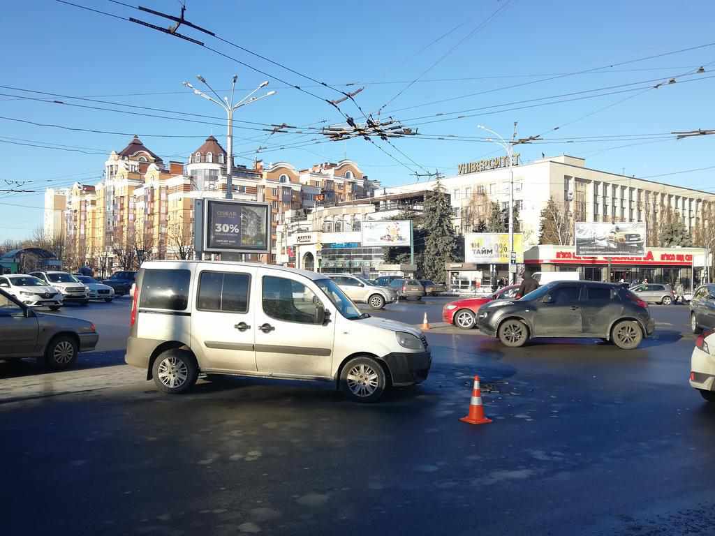 На перехресті Соборності та Сінної ДТП, рух частково ускладнений. ФОТО 