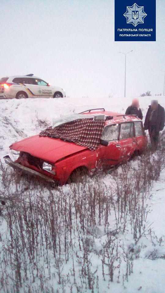 На Полтавщині водій, відволікшись на розмову, злетів у кювет. ФОТО