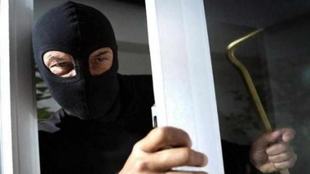 У Лубнах злодій заліз до будинку, відтиснувши металопластикове вікно
