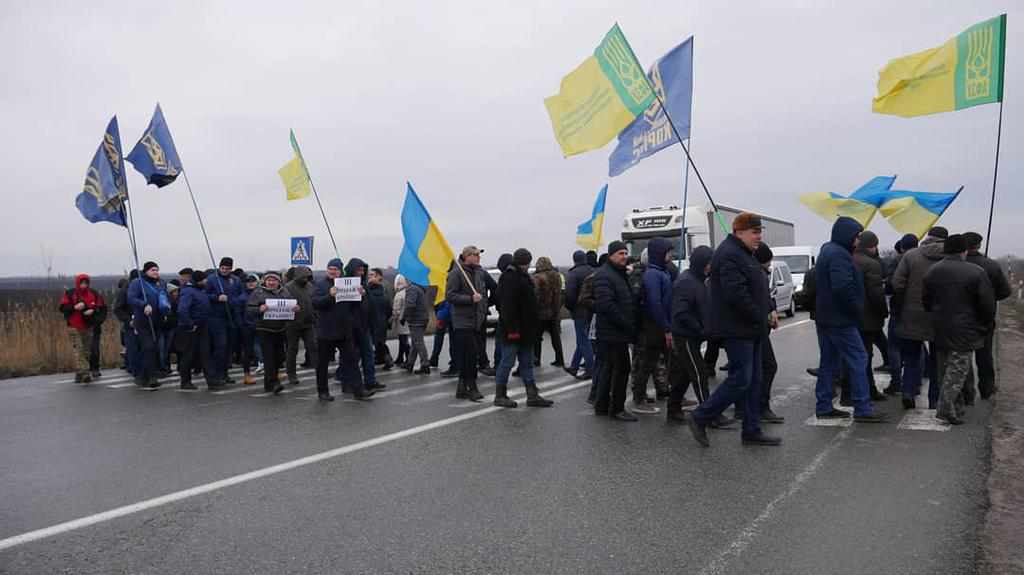 На Полтавщині перекрили трасу «Київ – Харків»: протестували проти продажу землі. ВІДЕО