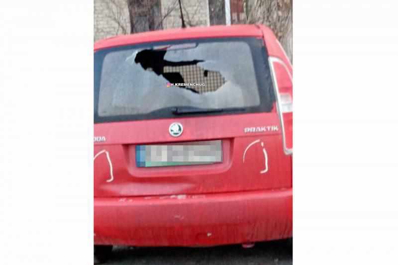На Полтавщині біля ліцею пошкодили машину