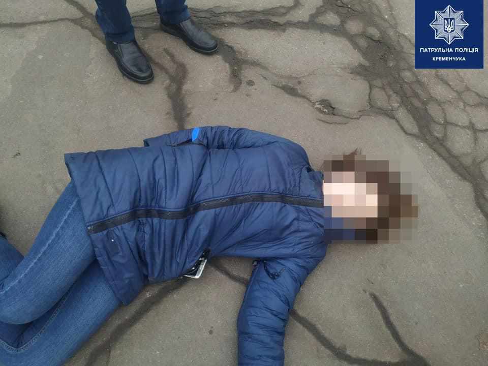 Двоє дівчат у Кременчуці напилися і втратили свідомість посеред дороги. ФОТО