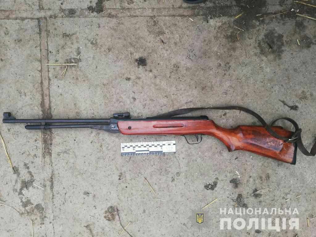 На Полтавщині пенсіонер пострілом з пневматичної рушниці травмував підлітка