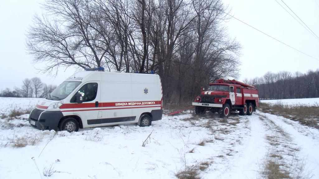 На Полтавщині із снігових заметів рятували швидкі, автобуси та вантажівки