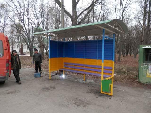У Глобиному встановили патріотичну зупинку. ФОТОФАКТ