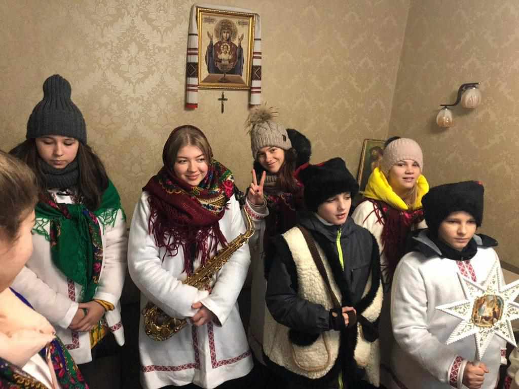 Полтавські греко-католики з Різдвяним вертепом відвідують домівки вірян