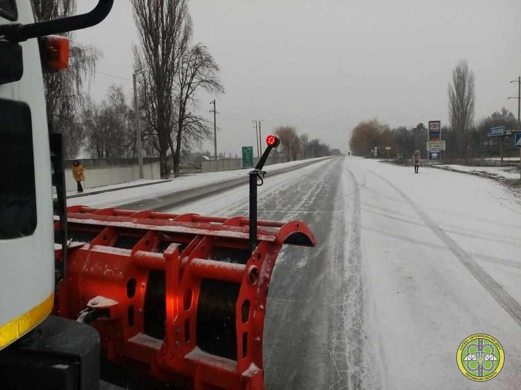 Сніг наступає: кілька районів Полтавщини вже засипало, дорожники активно розчищають автошляхи