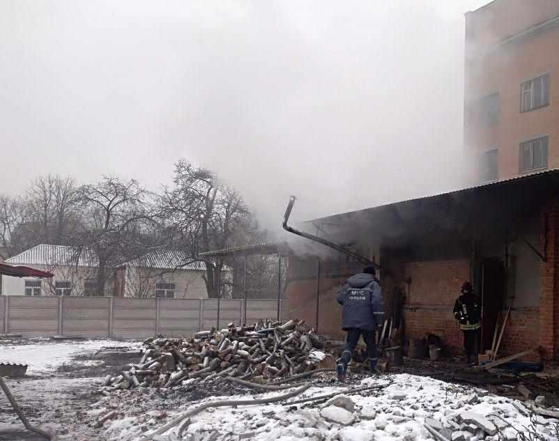 На Полтавщині горіло підсобне приміщення готелю