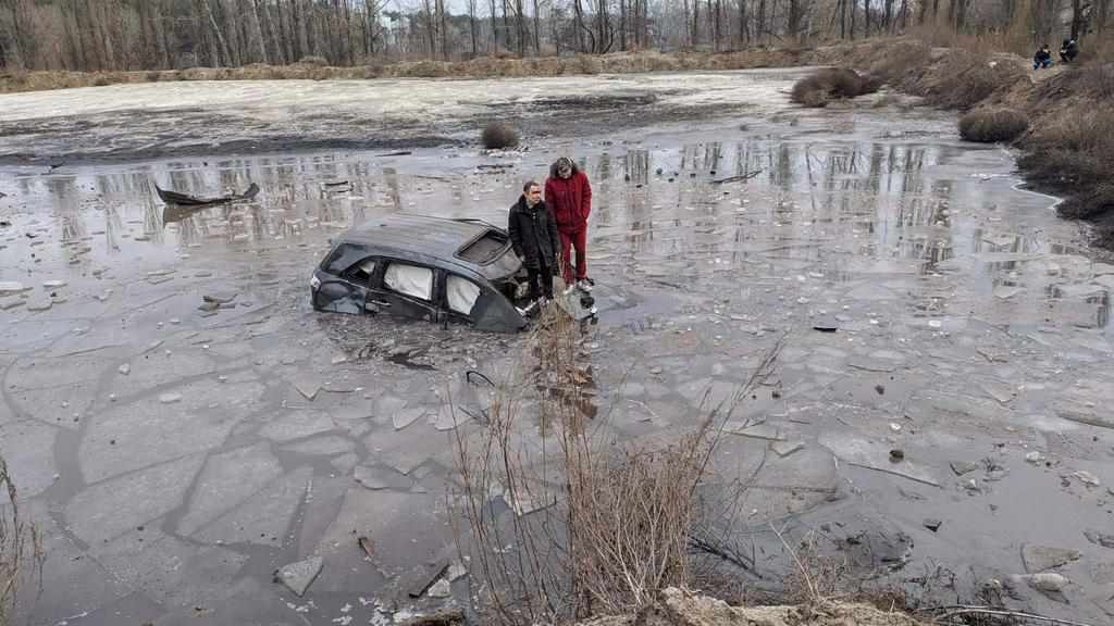 У Горішніх Плавнях автомобіль внаслідок ДТП в’їхав у озеро: врятували двох людей. ФОТО, ОНОВЛЕНО