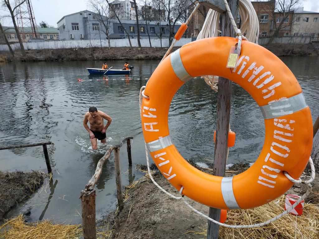 Водохреще в Полтаві: сотні містян прийшли святити воду й пірнати в річку на міський пляж. ФОТО, ВІДЕО