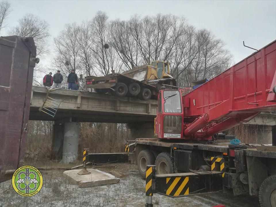 На Полтавщині перекрили дорогу через ДТП на мосту. ФОТО