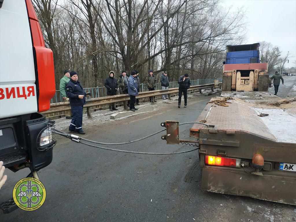 На Полтавщині відновили рух мостом через Сулу, де вантажівка знесла огорожу. ФОТО