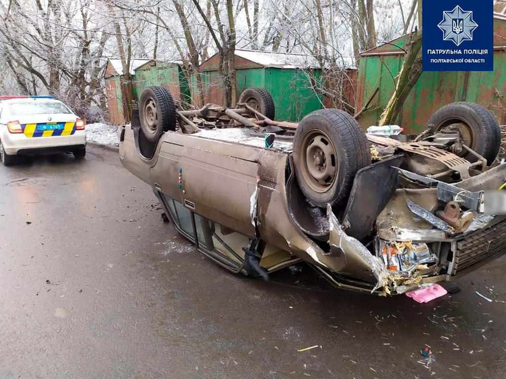 Серед зими на літній гумі: у Полтаві перекинулось авто. ФОТО