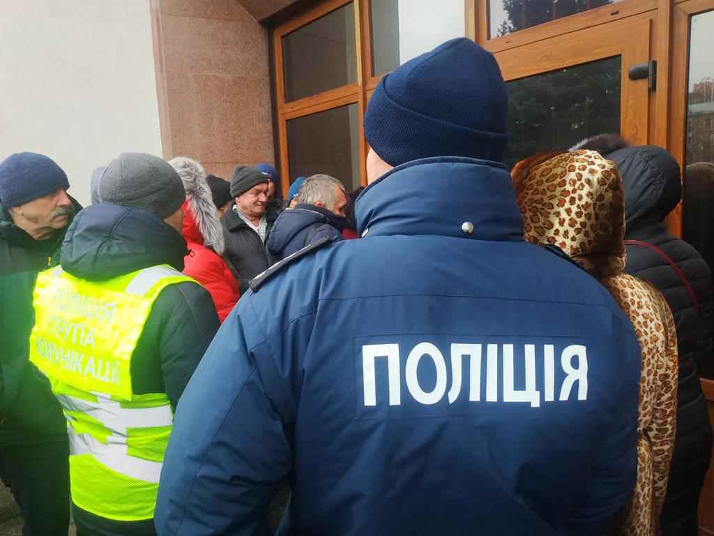 Полтавська ОДА в робочий час зачинила двері перед громадою. ФОТО