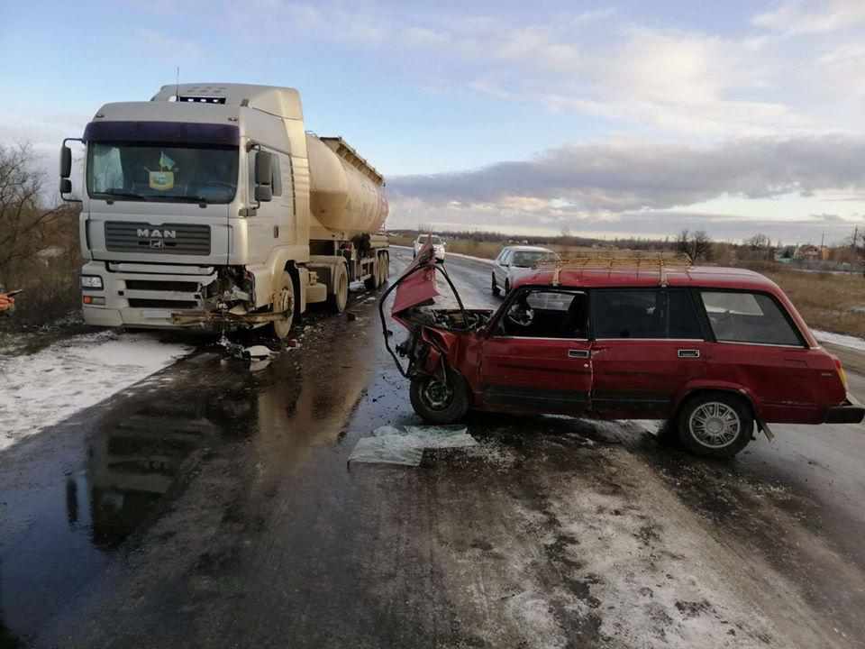 Військова вантажівка з’їхала в кювет, легковик і вантажівка зіштовхнулися: ДТП на Полтавщині через ожеледь