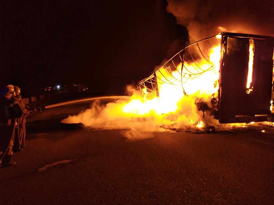 На Полтавщині на дорозі загорілася вантажівка з шинами