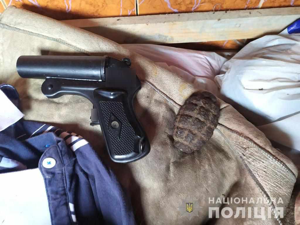 Правоохоронці виявили в одному з домогосподарств Полтавщини зброю та вибухівку