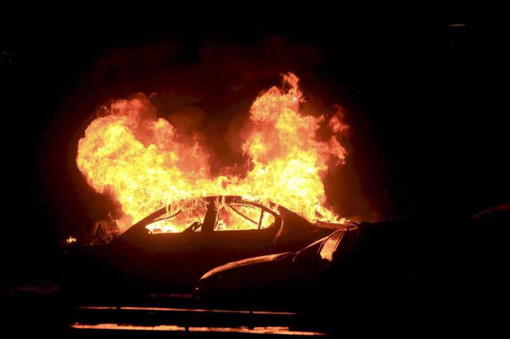 На Полтавщині на вулиці горів «Фольксваген-Пассат»