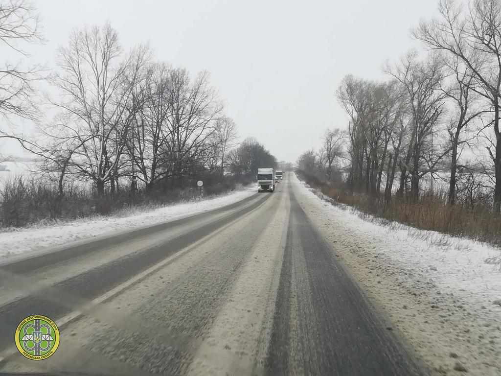 Снігопад на Полтавщині: яка ситуація на дорогах області. ФОТО 