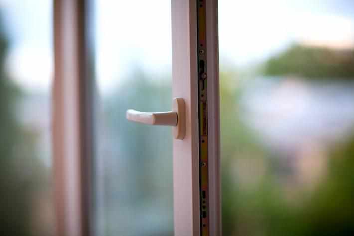 У Полтаві жінка випала з вікна й зламала руку