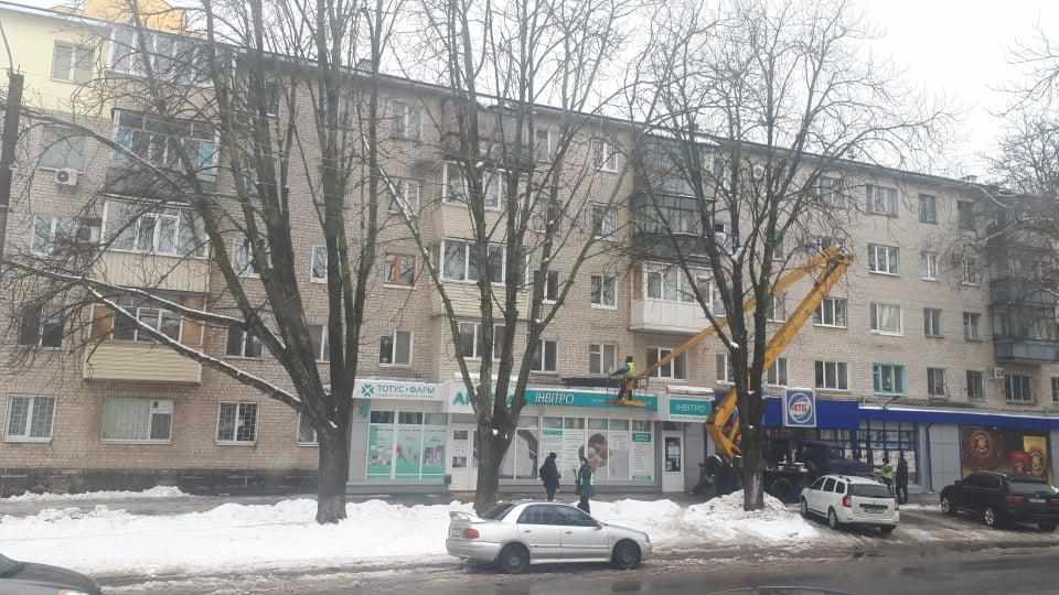 Як у Полтаві борються з бурульками та снігом на дахах. ФОТО