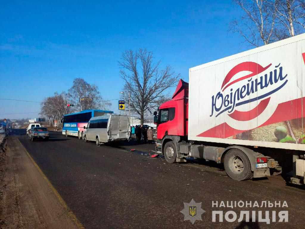 Потрійна ДТП під Полтавою: зіткнулися вантажівка, мікроавтобус та пасажирський автобус