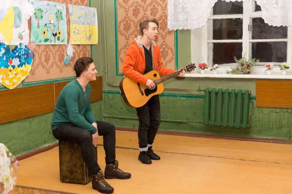 «Mountain Breeze» завітали у Полтавський військовий госпіталь, аби заспівати захисникам