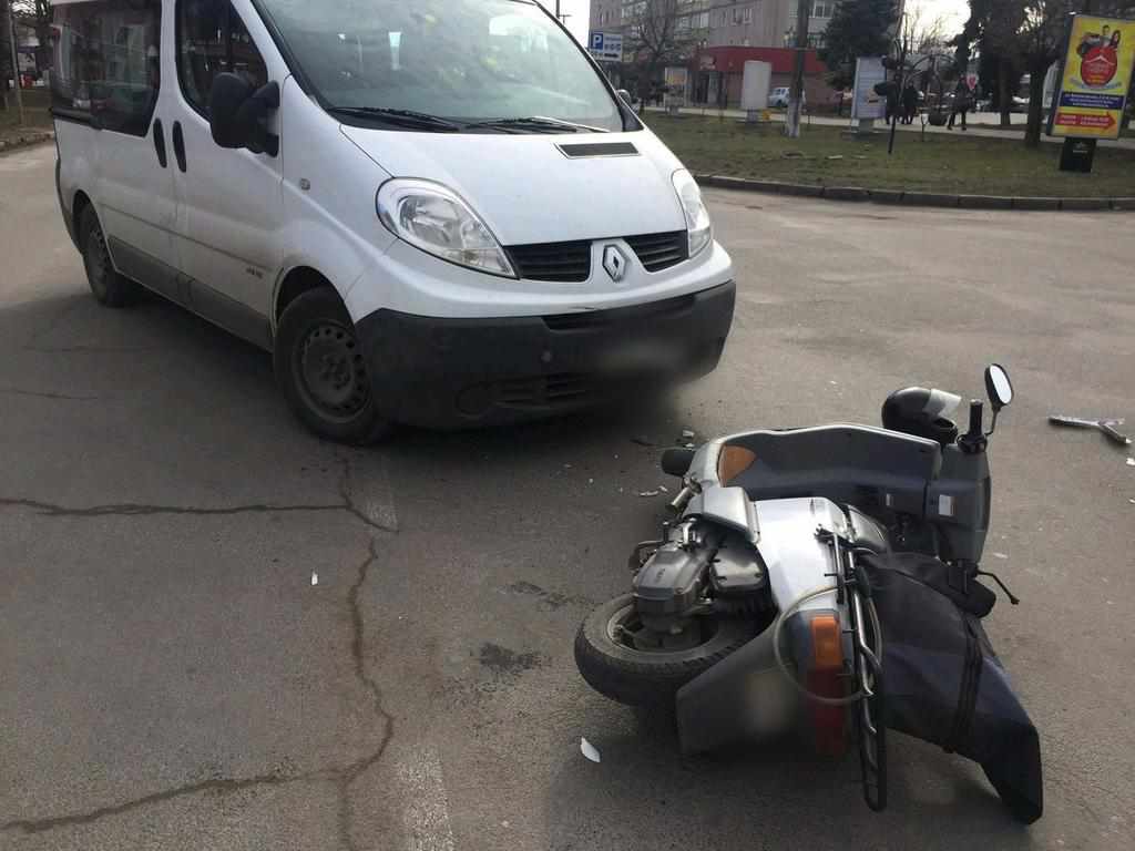 У Миргороді водія скутера шпиталізували після зіткнення з мікроавтобусом