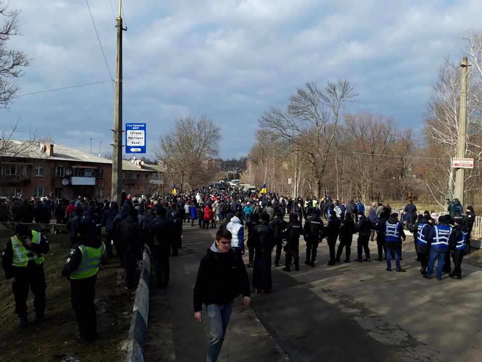 У Нових Санжарах очікують на приїзд українців з Китаю: репортаж з місця події. ФОТО. ВІДЕО. Оновлюється