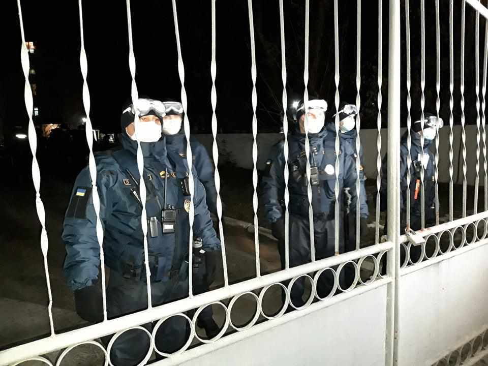 Евакуйовані з Китаю у Нових Санжарах ФОТО, ВІДЕО Оновлено