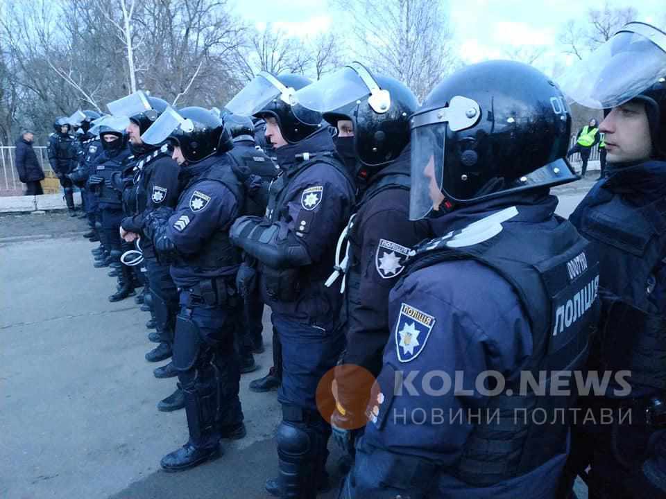 Сутички у Нових Санжарах через приїзд українців з Китаю: 10 потерпілих звернулись до лікарів