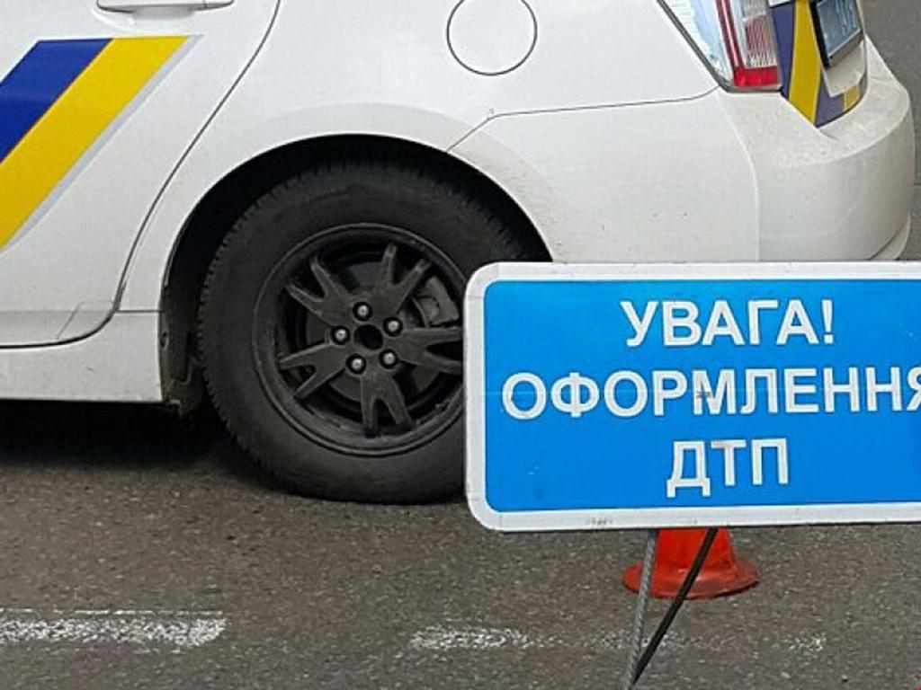 Зіткнулись фура і BMW: у ДТП в Полтаві постраждали двоє людей. ВІДЕО