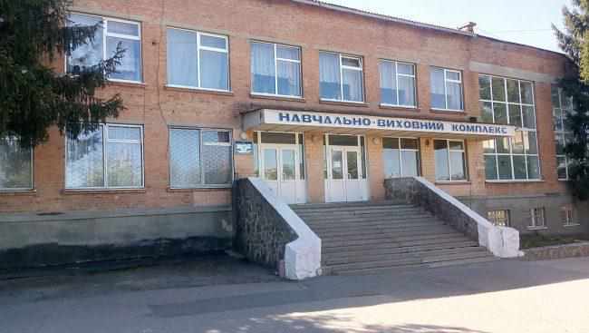 У Новосанжарській школі сьогодні відсутня майже половина учнів