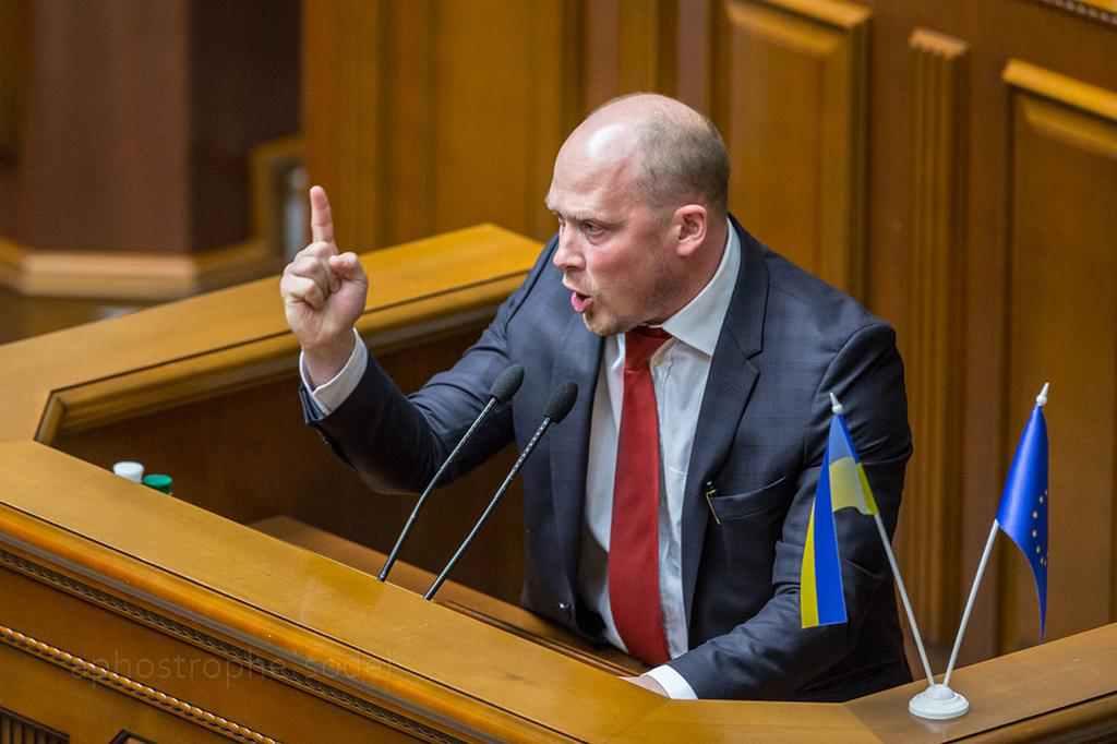 Каплін вимагає, щоб Авакову заборонили роздавати нагородну зброю