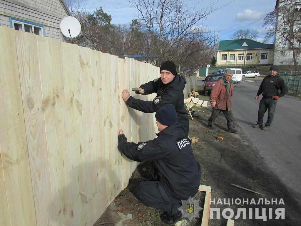 У Нових Санжарах поліцейські допомогли відновити паркан, зламаний під час сутичок. ВІДЕО